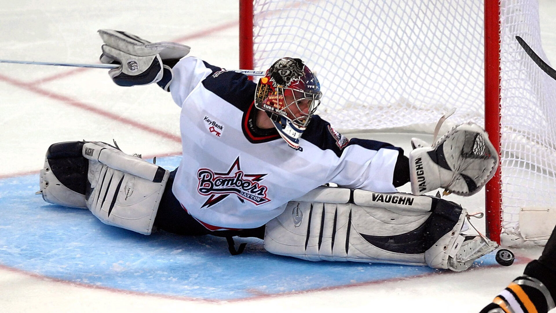 防线连续失球，困扰球队备战思考不已，防守线位