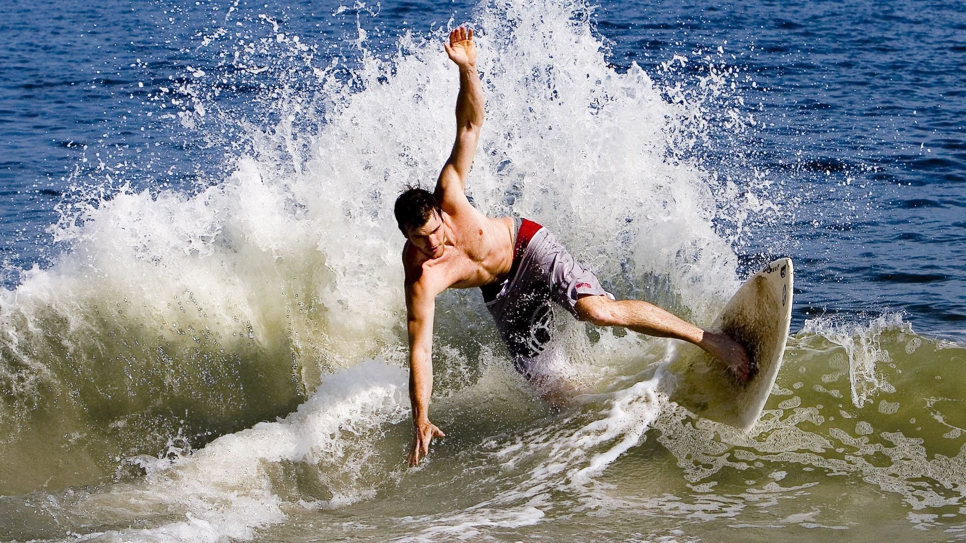 举重项目冬训强化动作稳定性和力量提升，举重队训练视频